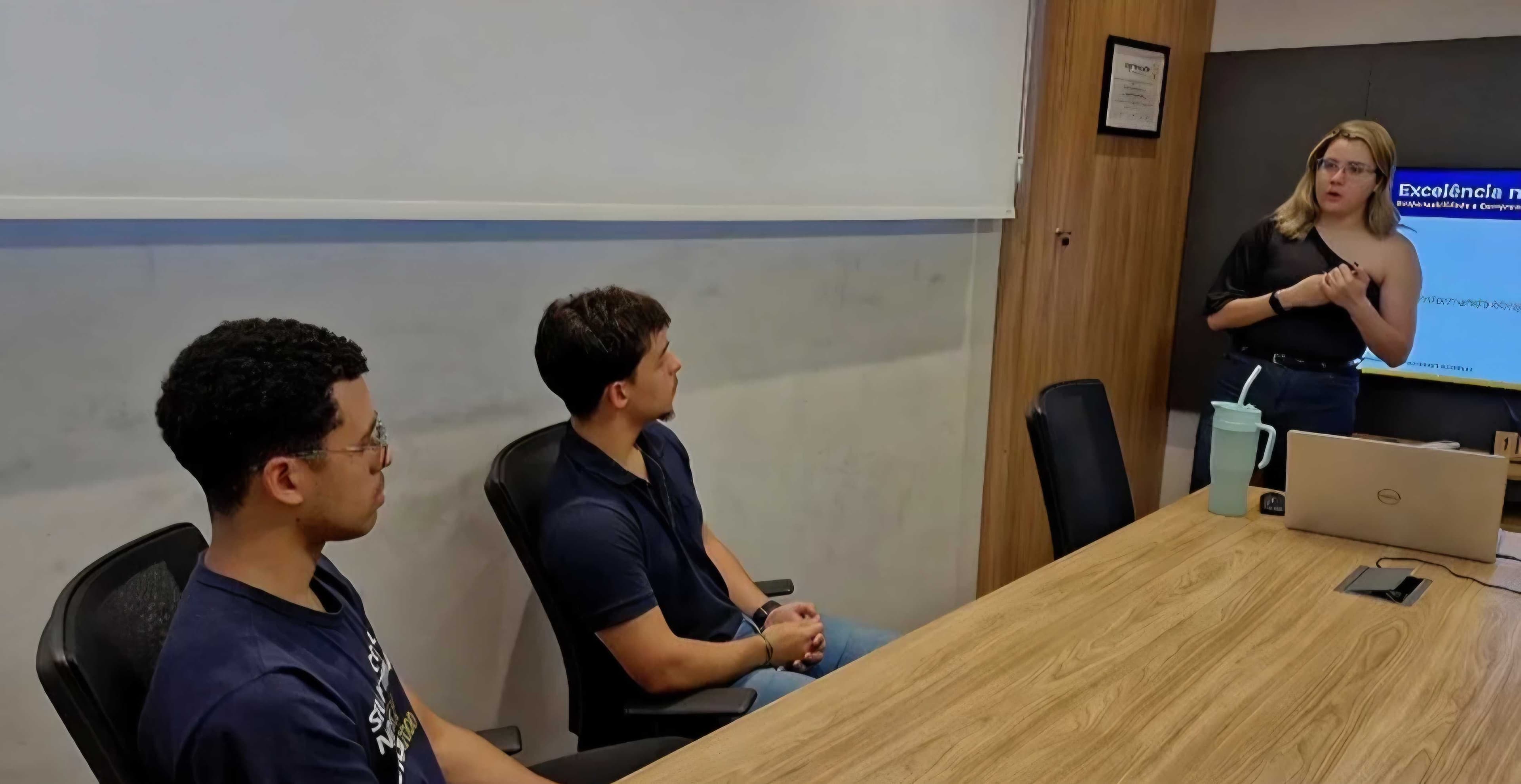 Mentoria do programa Estagiário 5 Estrelas em sala de reunião da SIG 2000