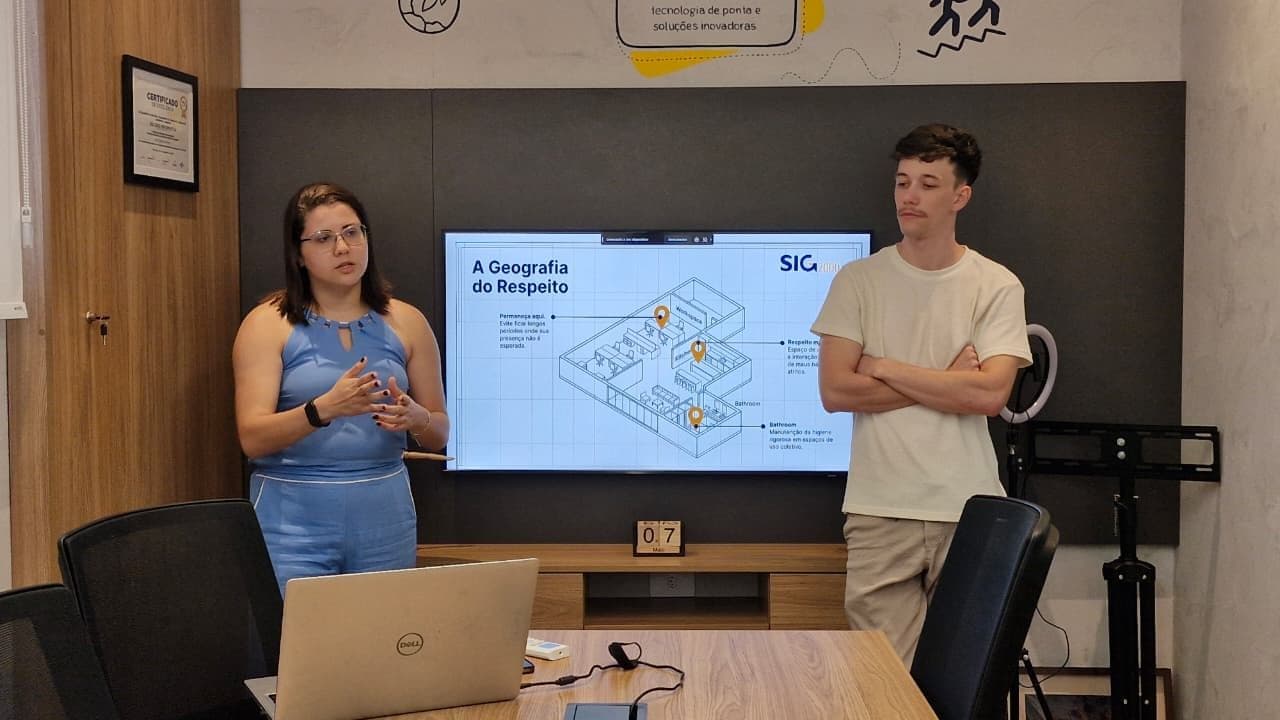 Apresentação do programa Estagiário 5 Estrelas em sala de reunião da SIG 2000