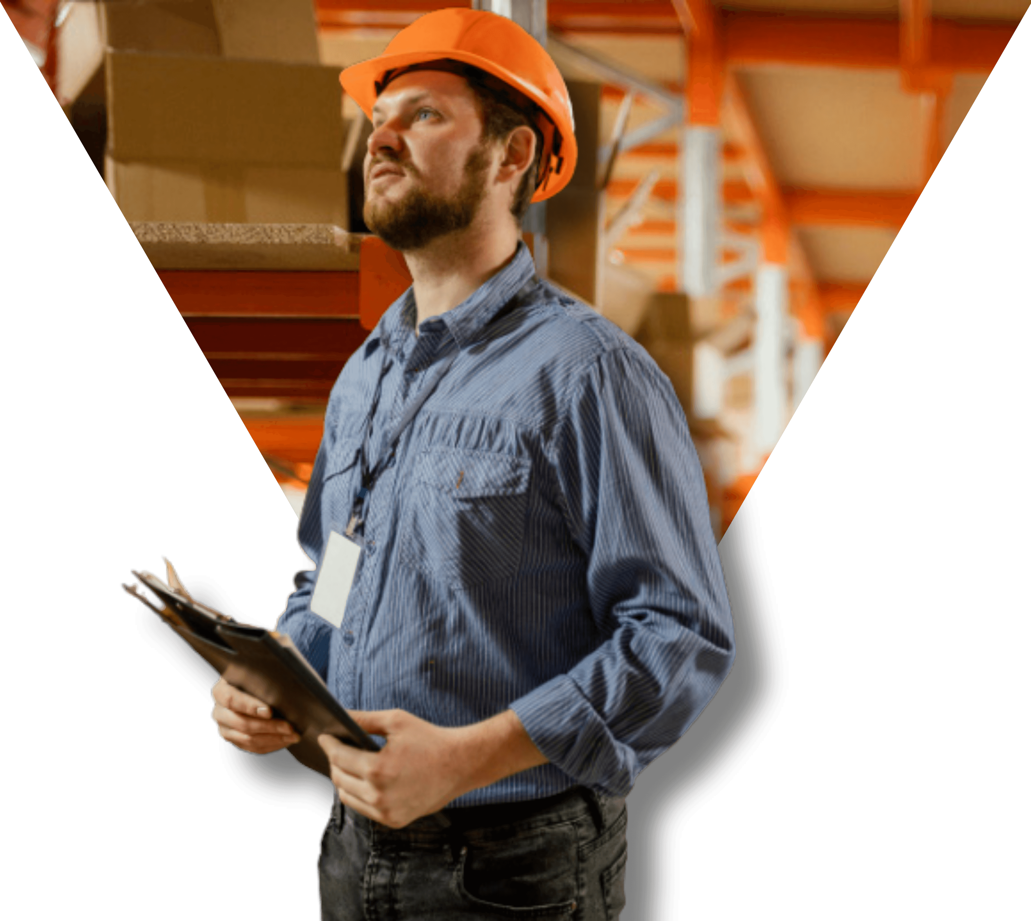 Profissional com capacete olhando para o horizonte